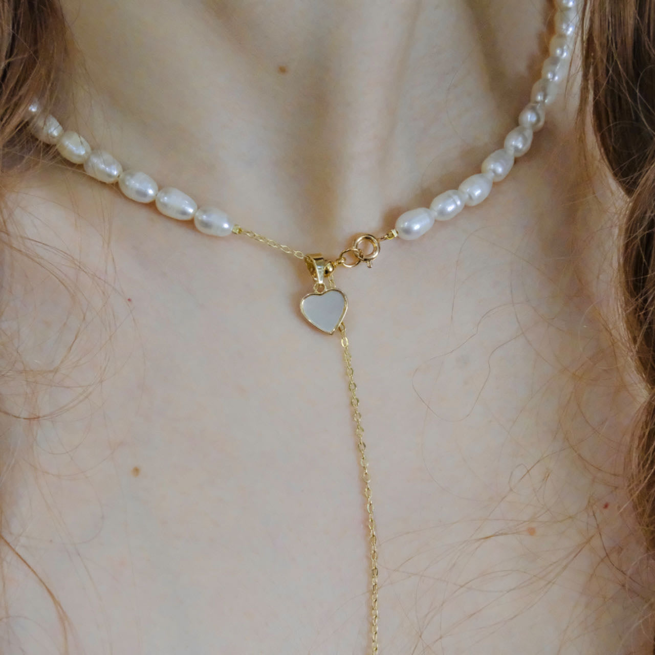 collar de perlas con colgante de corazón