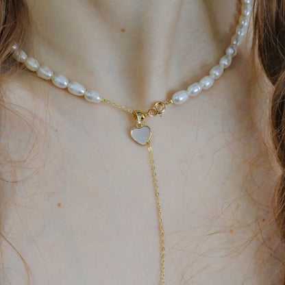 collar de perlas con colgante de corazón