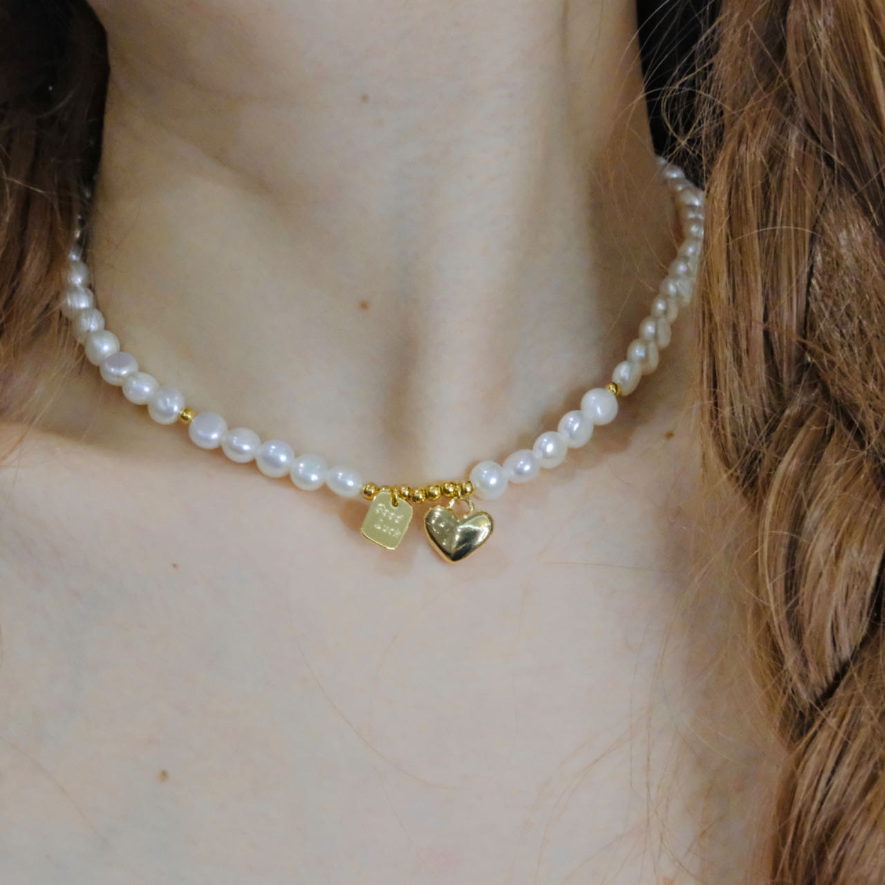 collar de perlas con dijes de corazón y letras