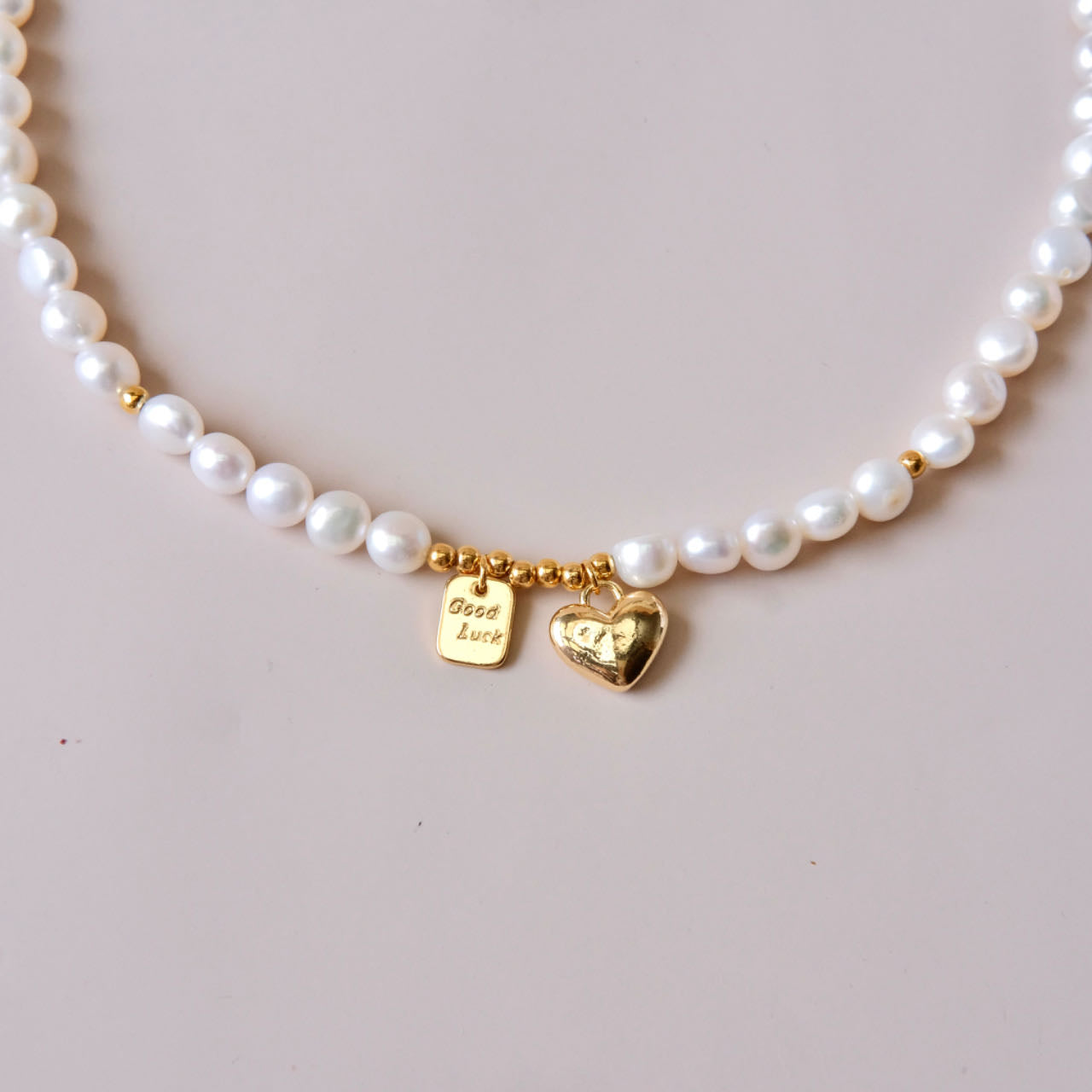 collar de perlas con dijes de corazón y letras