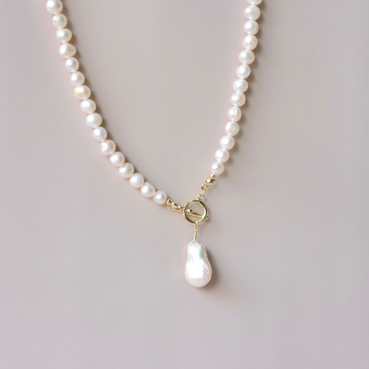 Baroque pearl pendant with pearls necklace