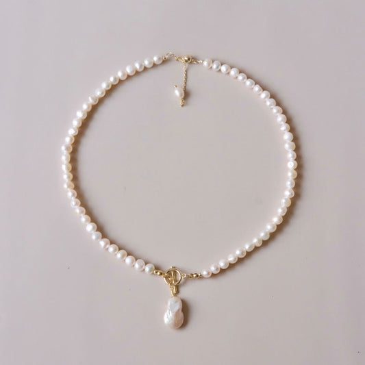 Baroque pearl pendant with pearls necklace