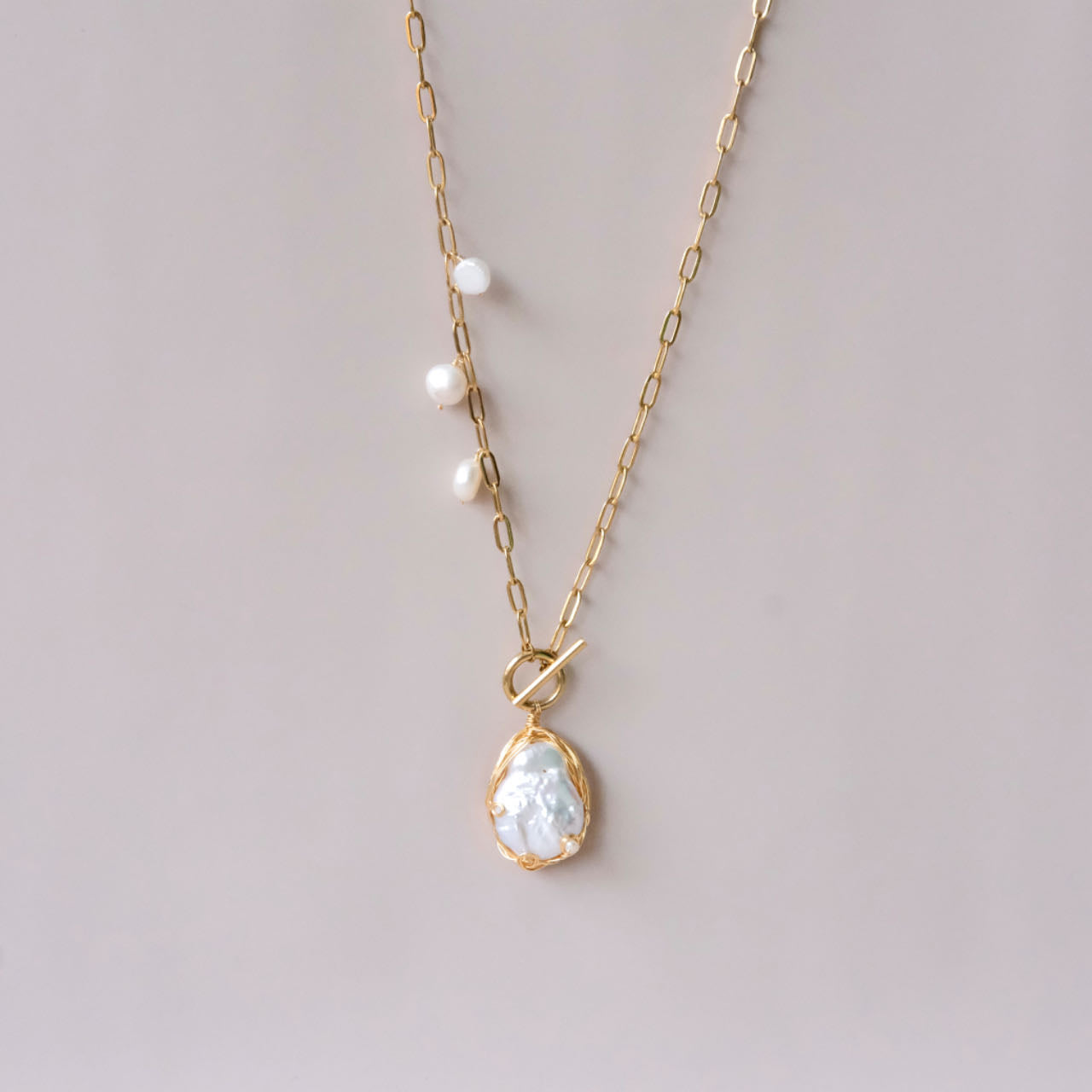 wired Pearls pendant with Chain necklace