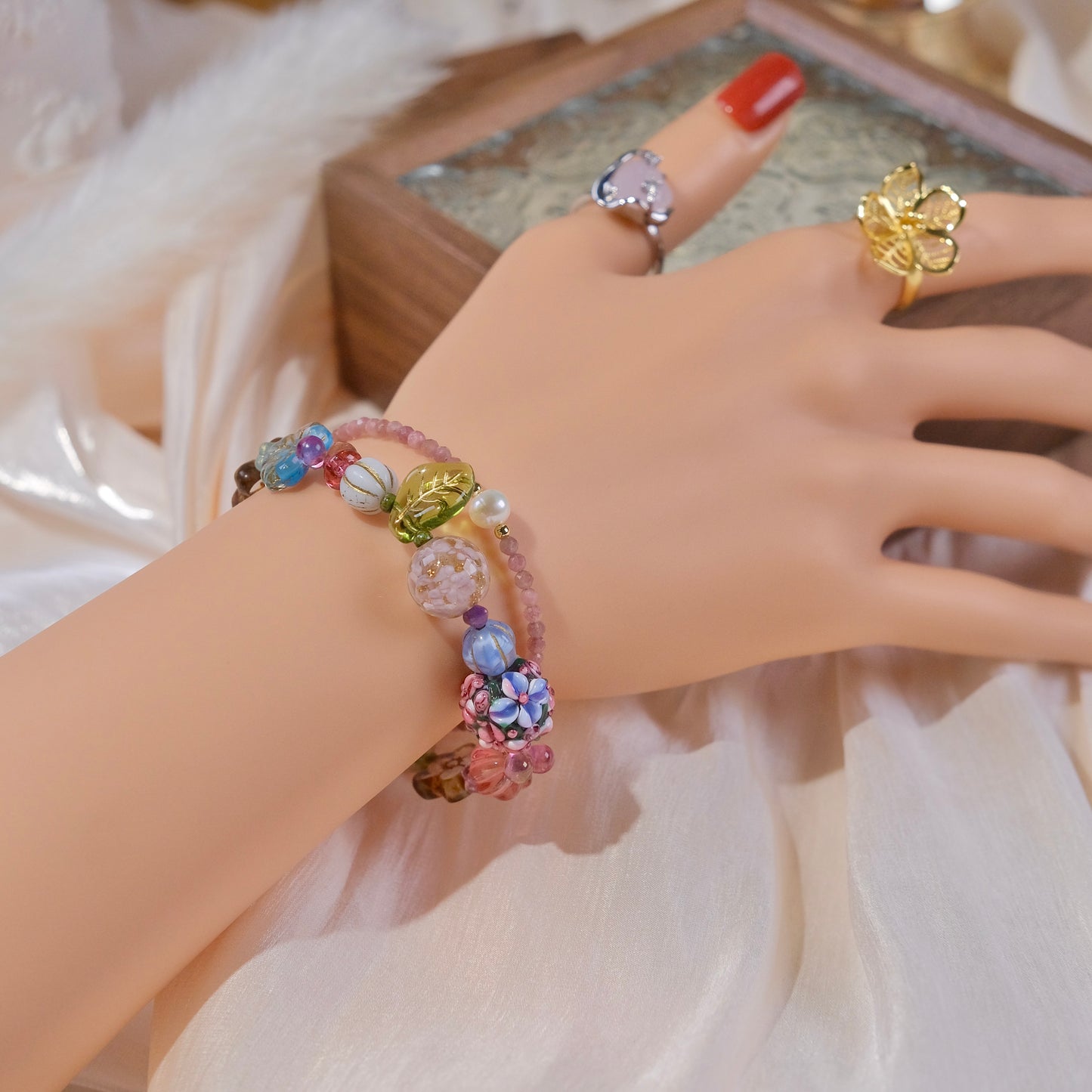 Pulsera de esmalte checo hecha a mano con flores de otoño